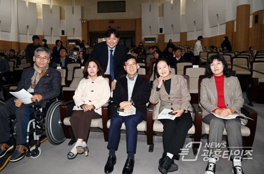 좌로부터 이용운 의원, 김경희 의장, 전성균 의원, 이해남 교육복지위원장, 김미영 교육복지부위원장, 명미정 의원