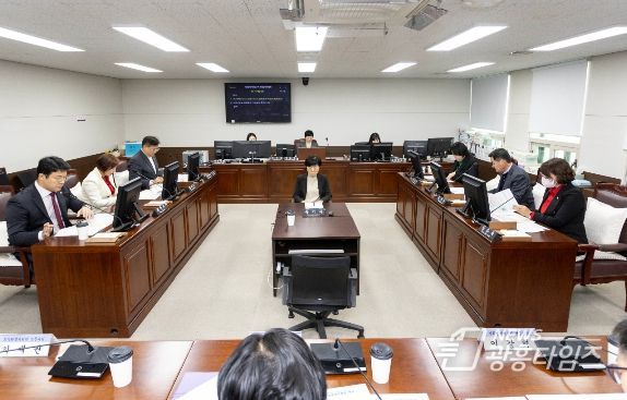 안산시의회가 15일 ‘제285회 임시회 폐회중 의회운영위원회’를 개최해 제286회 제2차 정례회 의사일정을 결정했다. 사진은 이날 제2상임위원실에서 열린 폐회중 의회운영위원회의 한 장면.