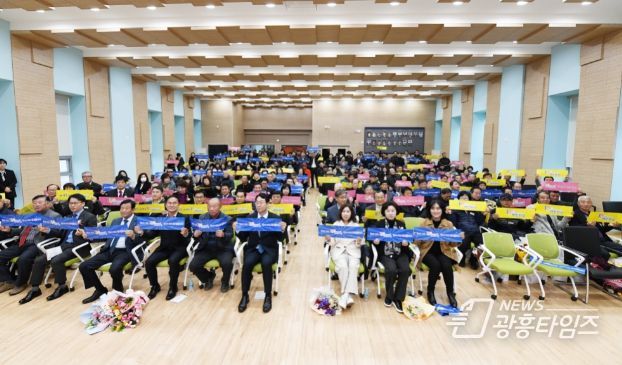 백만 화성 피켓을 든 행사 참석자 단체 사진