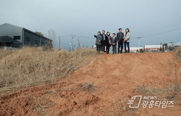 경제환경위원회 의원들이 불법폐기물 매립현장 보는 모습