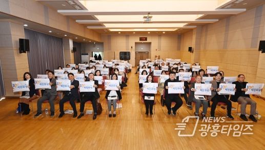 참석자들 ‘100만 화성’피켓 든 모습