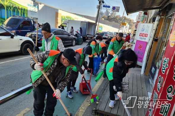 광명시 광명3동 자율방재단은 지난 24일 마을 환경정화와 안전사고 예방을 위해 낙엽 대청소를 실시했다.