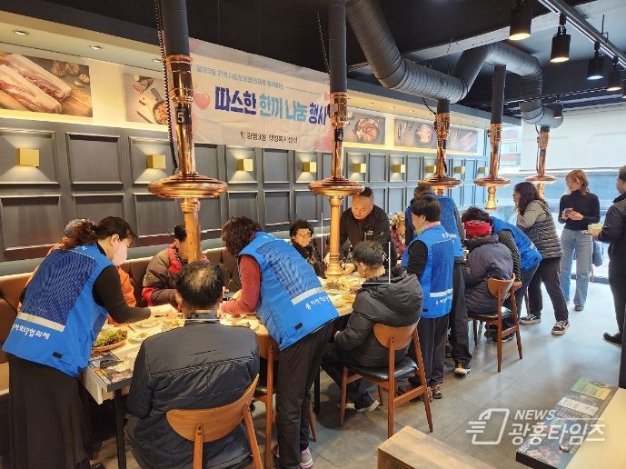 광명시 광명3동 명륜진사갈비 광명사거리점에서 28일 저소득 어르신 10명에게 점심 식사를 대접하며 나눔을 이어갔다.