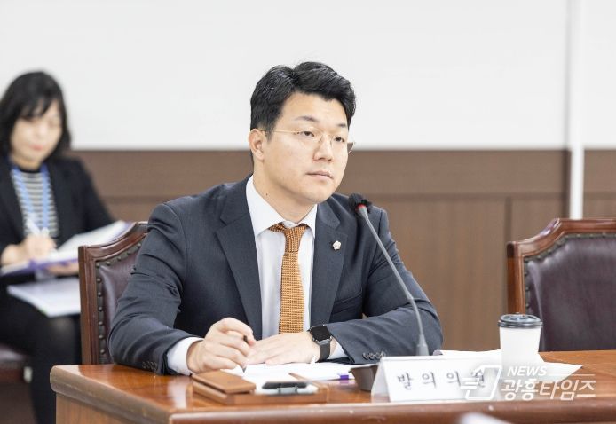 최진호 의원이 지난 11월 23일 열린 제286회 제2차 정례회의회운영위원회에서 자신이 대표 발의한 ‘안산시의회 지방공무원 복무 조례 일부개정조례안’과 관련해 동료 의원의 질의를 듣고 있다.