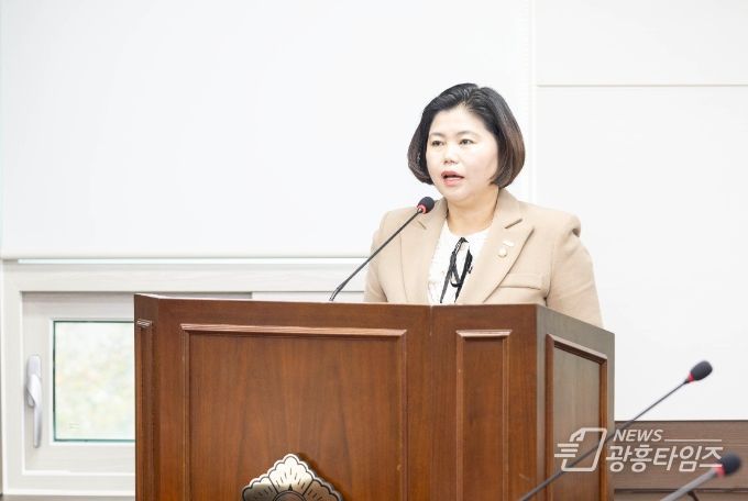 박은정 의원이 지난 11월 22일 열린 제286회 제2차 정례회기획행정위원회에서 자신이 대표 발의한‘안산시 소속위원회의 설치 및 운영에 관한 조례 일부개정조례안’에 대해 제안설명을 하고 있다.