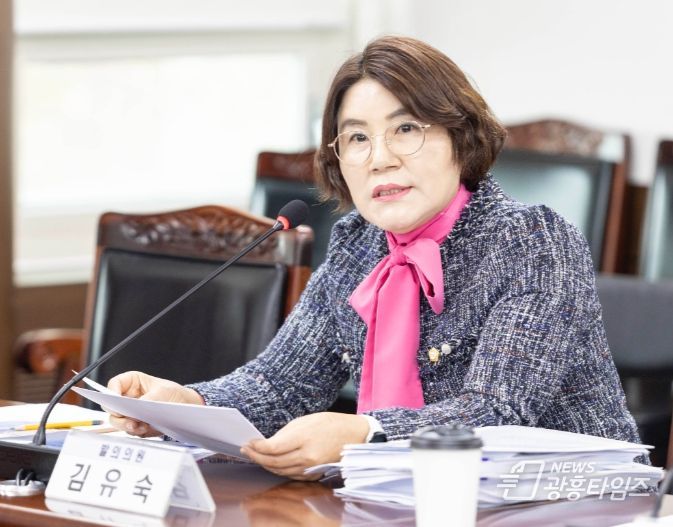 김유숙 의원이 지난 11월 23일 열린 제286회 제2차 정례회 문화복지위원회에서 자신이 대표 발의한 ‘안산시청 직장운동경기부 설치 및 운영 조례 일부개정조례안’에 대해 답변을 하고 있다.