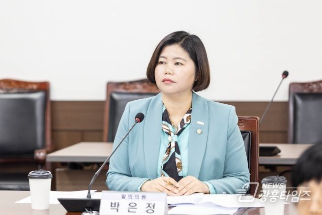 박은정 의원이 지난 11월 23일 열린 제286회 제2차 정례회 문화복지위원회에서 자신이 대표 발의한 ‘안산시 마약류 및 유해약물의 오남용 예방에 관한 조례안’에 관한 동료 의원의 질의를 청취하고 있다.