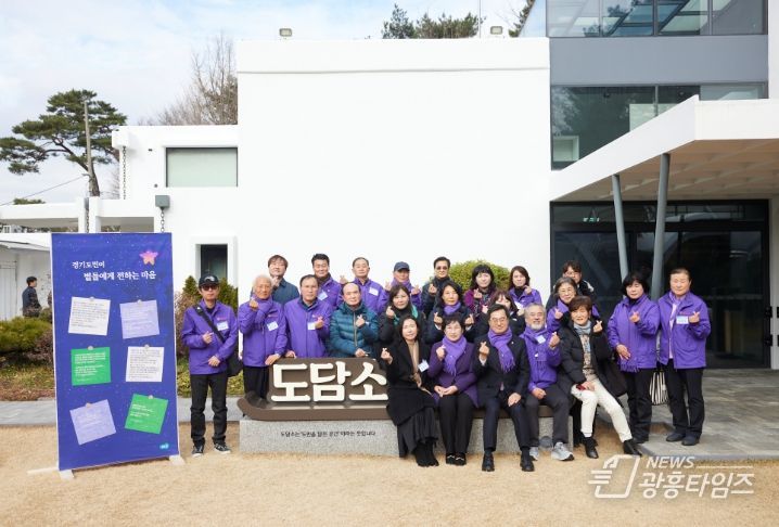 13일 오후 도담소에서 김동연 경기도지사가 10.29 이태원 참사 유가족과 함께 기념촬영을 하고 있다.