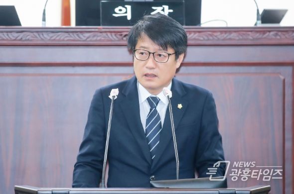 제227회 화성시의회 임시회 제1차 본회의 중 유재호 의원이 5분 자유발언을 하고 있다.