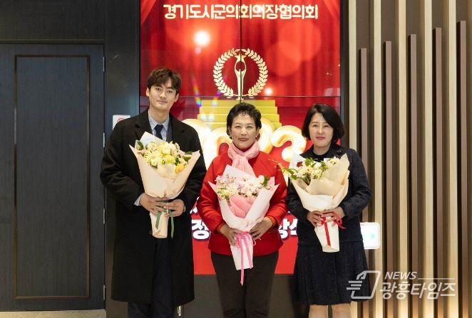안산시의회 이진분 선현우 황은화 의원이 26일 수원컨벤션센터에서 열린 ‘2023 경기도 시군의회 의정대상 시상식’에서 각각 행정감사와 예산절감, 의정연구발전 분야의 의정활동 우수의원으로 선정돼 상을 받았다. 사진 왼쪽부터 이날 상을 받은 선현우 이진분 황은화 의원의 모습.