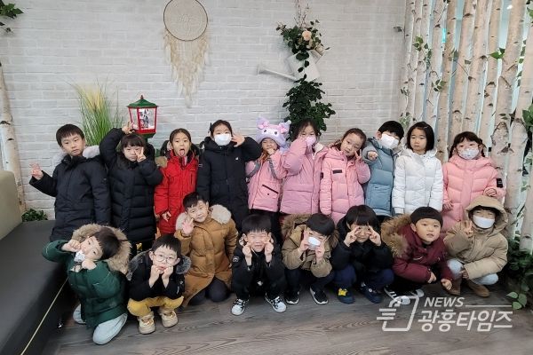 광명시 광명5동의 어려운 이웃을 위해 4일 시립광명어린이집에서 어린이들이 집에서 가져온 식료품들을 모아 광명5동 행정복지센터 한끼나눔박스에 기부했다.