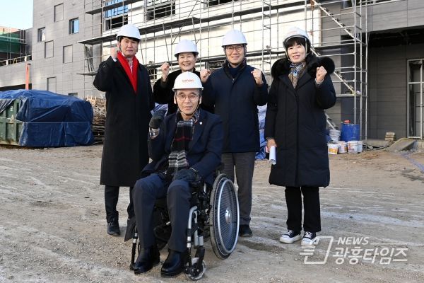 향남문화복합센터 건립현장 방문한 교복위 의원들