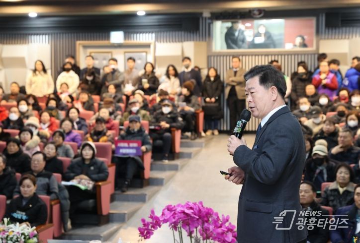 광명2동 시민과의 대화에서 시정을 설명하고 있는 박승원 광명시장