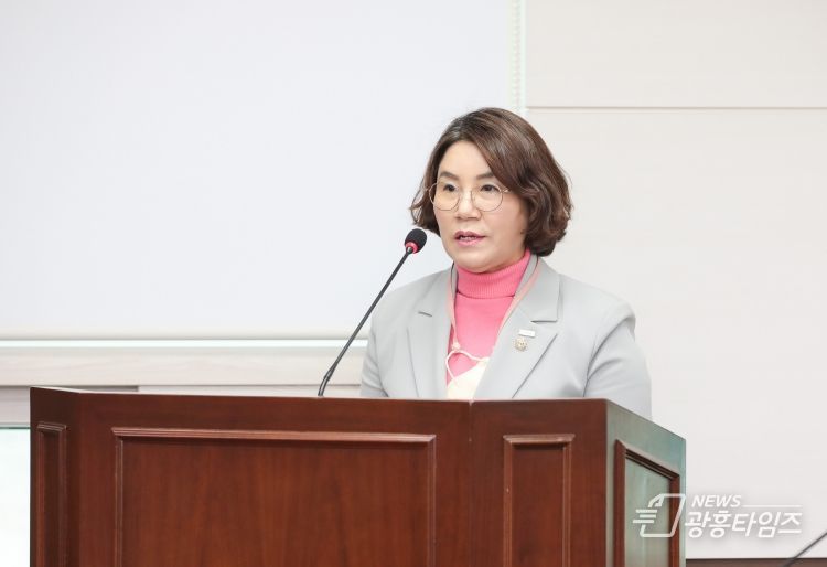 안산시 고용상의 차별행위 금지에 관한 조례안을 대표 발의한 김유숙 의원의 모습.