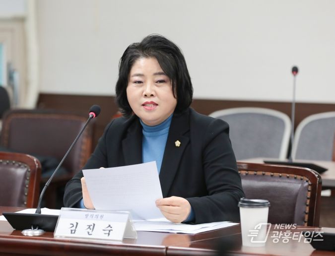 안산시 자율방범대 지원에 관한 전부개정조례안을 대표 발의한 김진숙 의원의 모습.