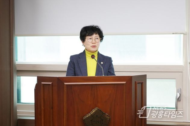 맨발걷기 활성화를 위한 맨발걷기 산책로 조성 등에 관한 조례안을 대표 발의한 박은경 의원의 모습.