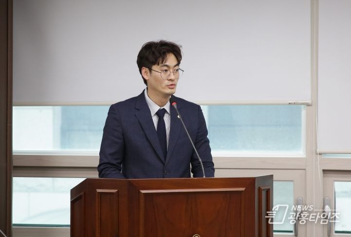 안산시 도시정비기금 설치 및 운용 조례 일부개정조례안을 대표 발의한 선현우 의원의 모습.