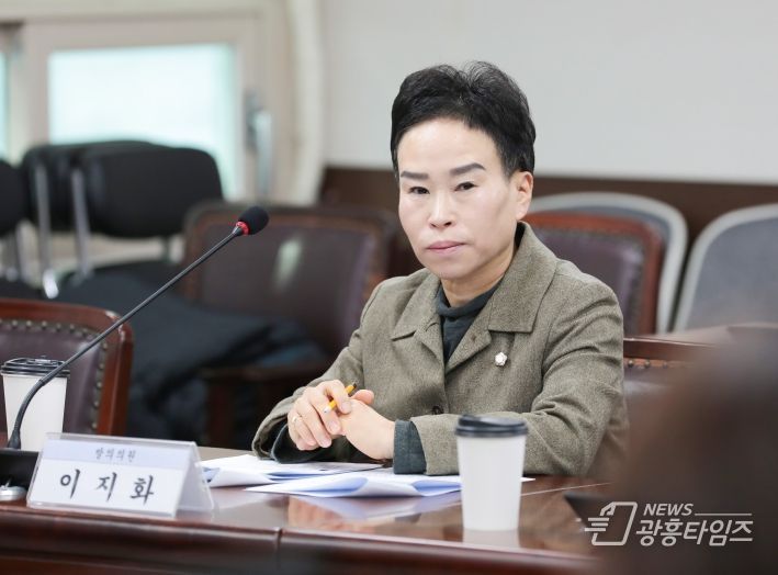 안산사랑 운동 실천 및 지원 조례 폐지조례안을 대표 발의한 이지화 의원의 모습.