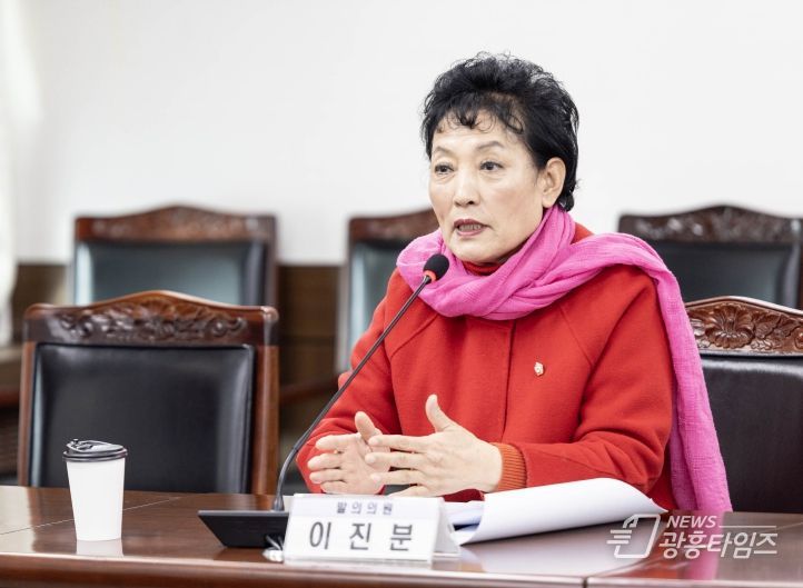안산시 장사시설 설치 및 운영 조례 일부개정조례안을 대표 발의한 이진분 의원의 모습.