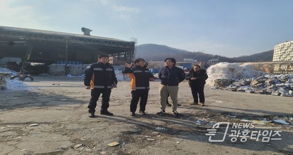 〈사진제공 광명소방서〉 태서리사이클링 관계자에게 화재안전관리 당부