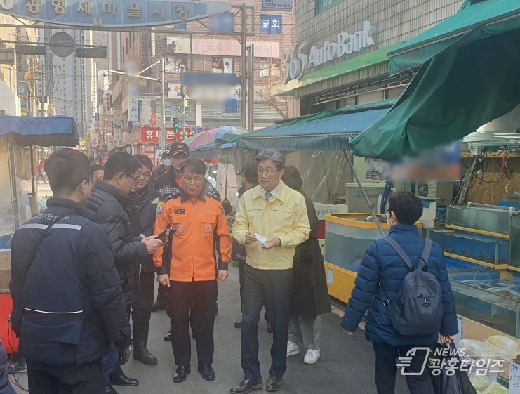 정순욱 광명시 부시장(민방위복 착용)이 광명새마을시장을 둘러보고 있다.