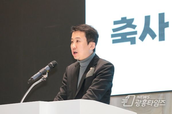 안산시의회 송바우나 의장과 박은경 의회운영위원장, 황은화 문화복지부위원장이 30일 안산상공회의소 그레이트홀에서 열린 ‘안산시지속가능발전협의회 2024년 정기총회 및 기념식’에 참석했다. 사진은 이날 행사에서 축사에 임하고 있는 송바우나 의장의 모습.