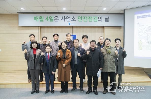 악취 관리 시설에서 특별위원회 의원들 단체