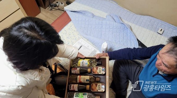 안산시 방문간호사, 취약계층 이웃에 설 선물 전달
