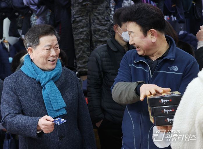 박승원 광명시장은 지난 6일 광명전통시장을 방문해 지역화폐카드와 온누리상품권으로 직접 물건을 구매하며 명절 물가를 살피고 지역 상인을 격려했다.
