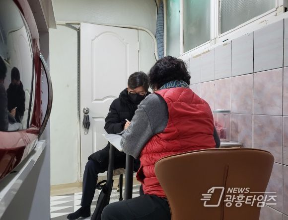 광명시 주거 취약계층 주거상향 지원사업 전담 인력이 방문 상담을 진행하고 있다.