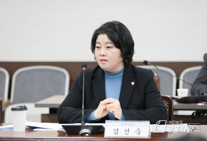 ‘안산시 공모사업 관리 조례안’을 대표 발의한 김진숙 의원의 모습
