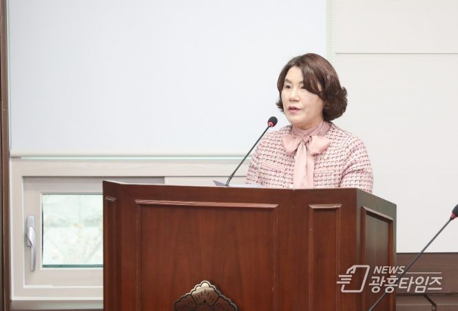‘안산시 사회적 고립청년 지원에 관한 조례안’을 대표 발의한 김유숙 의원의 모습