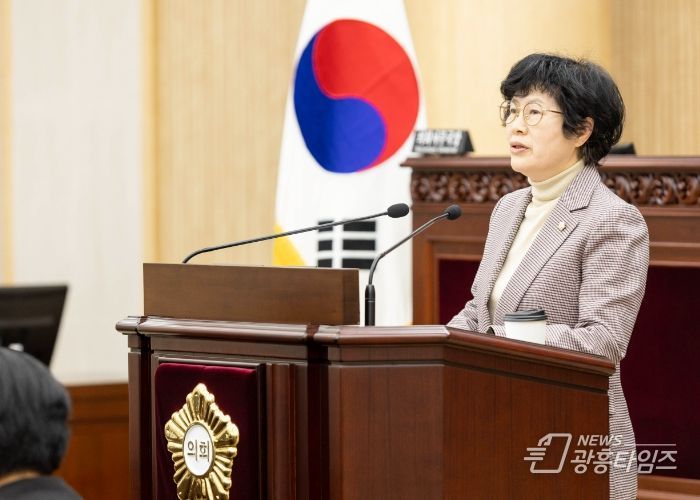 안산시의회가 21일 박은경 의원이 대표 발의한 ‘경계선 지능인 지원에 관한 법률 통과 촉구 건의안’을 의결 처리했다. 사진은 이날 본회의장에서 박은경 의원이 건의안에 대해 제안 설명을 하고 있는 모습.