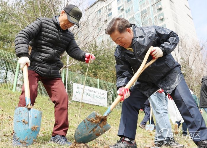 광명시와 광복회 광명시지회는 지난 3월 26일과 28일 소하 유수지, 광명동굴 스카이뷰 앞에 무궁화나무 350그루를 심었다.