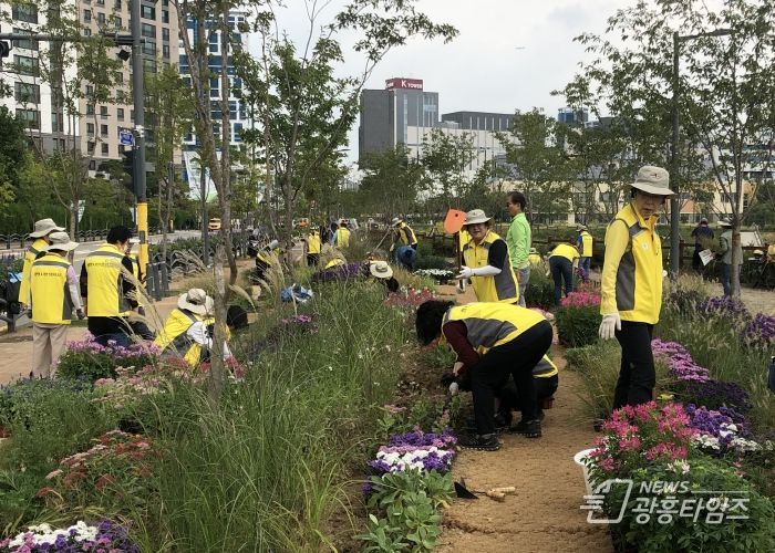 광명시가 정원문화 확산과 시민 참여 활성화를 위해 시민정원사를 양성한다(시민정원사 실습 교육 모습)