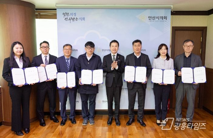 12일 의장실에서 열린 ‘2023 회계연도 결산검사위원 위촉식’ 중 한 장면. 사진 왼쪽부터 설나현 위원, 심현식 위원, 이장원 위원, 박경득 위원, 송바우나 의장, 유재수 대표위원, 배은주 위원, 윤성호 위원의 모습.