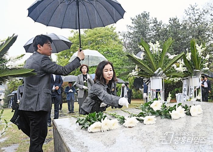 헌화하는 화성시의회 김경희 의장