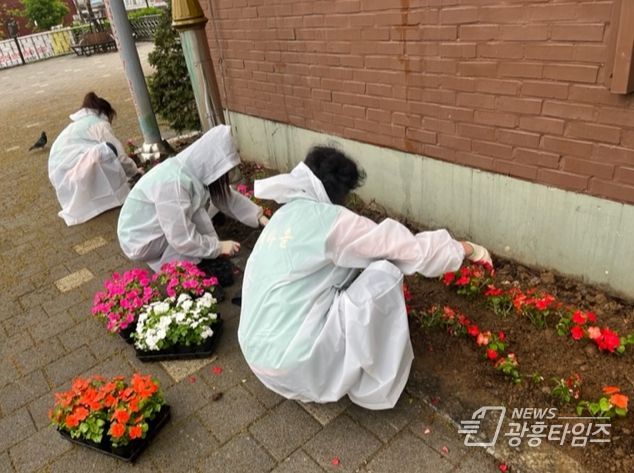 광명시 철산2동은 지난 15일 연서어린이공원 내 연서경로당 주변에서 봄맞이 꽃심기 활동을 펼쳤다.
