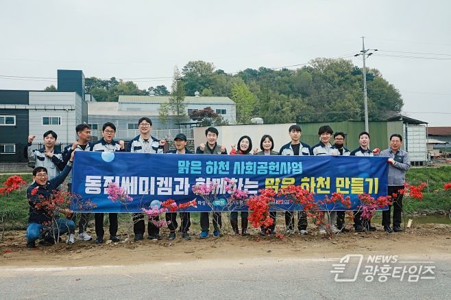 현수막 든 화성시의회 경제환경위원회와 기업체 단체