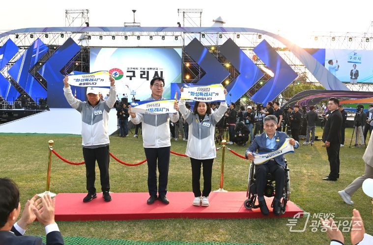 화성특례시 피켓 든 모습(좌로부터 박종선화성시체육회장, 정명근 시장, 김경희 의장, 이용운 의원)