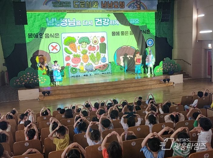 안산시, 식생활 안전 어린이 인형극 성료… 균형 잡힌 식습관 형성 도와(인형극 사진)