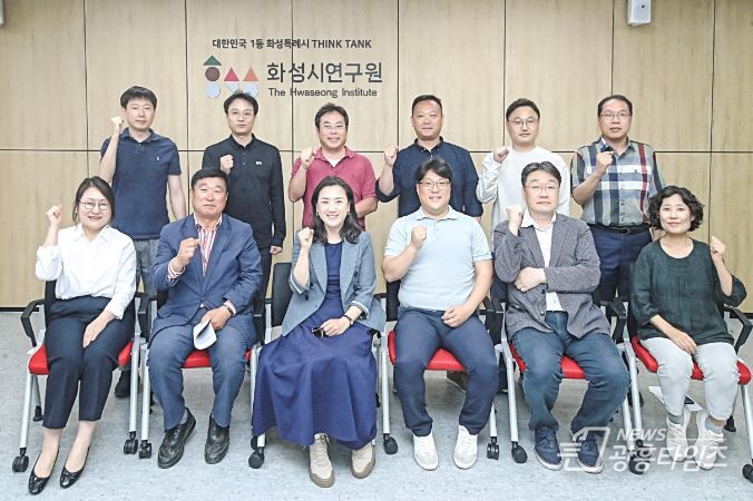 화성시의회 기획행정위원회 의원과 관계자 단체 사진