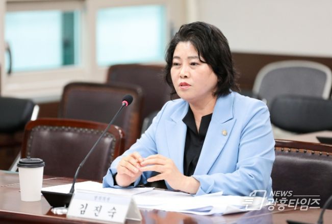 안산시의회 김진숙 의원이 지난 3일 의회 제2상임위원실에서 열린 제290회 제1차 정례회 기획행정위원회에서 자신이 발의한 ‘안산시 입영지원금 지급 조례안’에 대해 설명을 하고 있다.