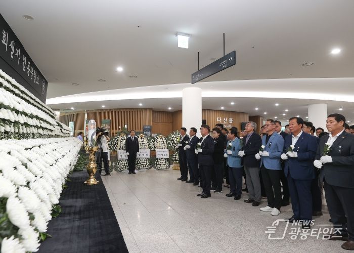 경기도의회 국민의힘, 화성 공장 화재 희생자 합동분향소 참배