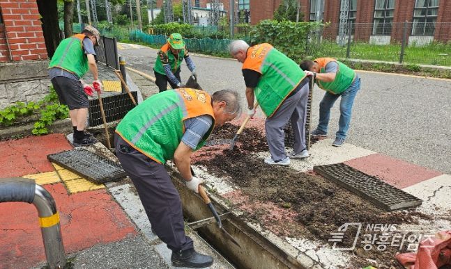 의왕시지역자율방재단, 우기 대비 빗물받이 정비 활동