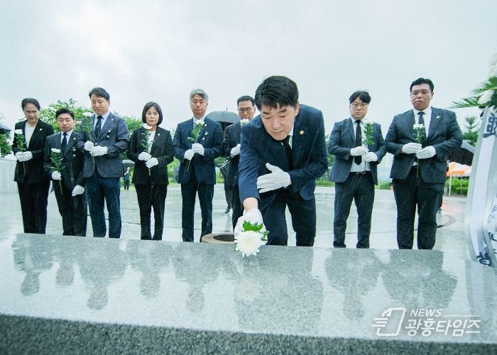 화성현충탑에서 헌화하는 배정수 화성시의회 의장
