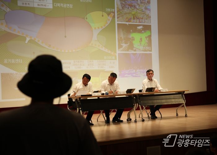 11일 안산 올림픽기념관 공연장에서 진행된 초지역세권 도시개발사업 시민설명회에서 허숭 공사 사장이 시민의견을 경청하고 있다.