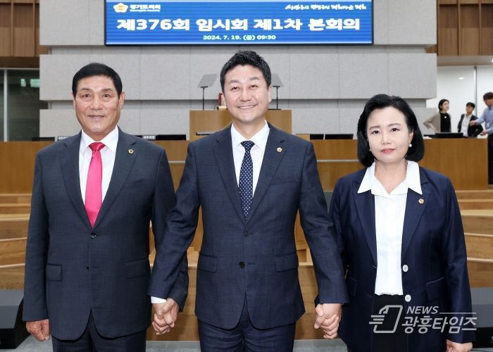 경기도의회 김진경 의원, 19일 ‘제11대 경기도의회 후반기 의장’ 당선_좌측부터 김규창 부의장 김진경 의장 정윤경 부의장
