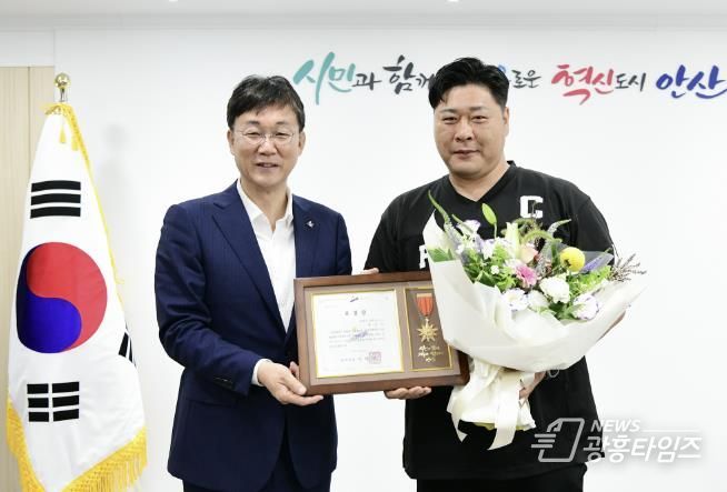 안산시, 심폐소생술로 생명 구한 시민에 모범 시민 표창 수여