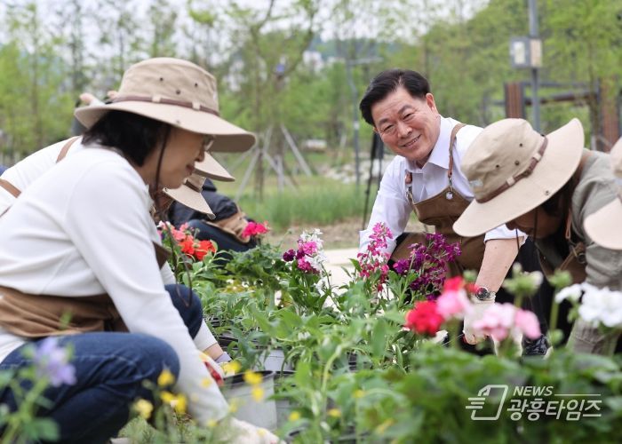 지난 4월 개최된 광명시 새빛정원관리단 발대식에서 박승원 광명시장이 봉사자들과 함께 정원을 가꾸고 있다